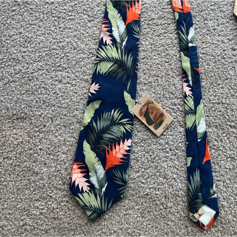 NWT Tommy Bahama MANDALAY MIRAGE PALM LEAF Tie. 100% Silk. Navy w/palm & flowers